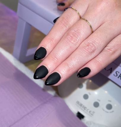 Matte Black Nails with glossy Tips
