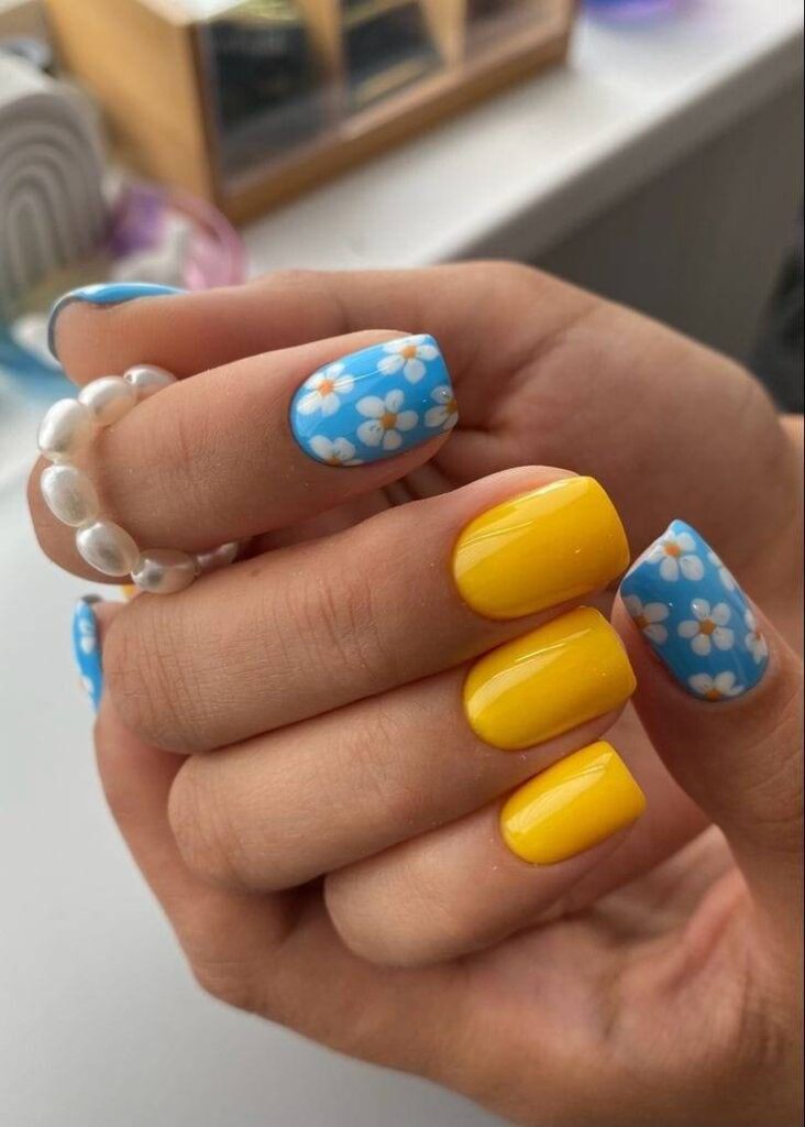 Sunny Daisy Delight Yellow Nail ideas