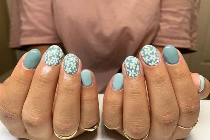 Daisy blue shorties end of summer nails