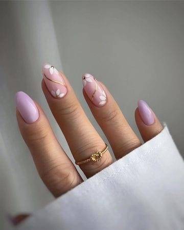 Light Purple and Nude Nails with Daisy Flowers and Gold Accent