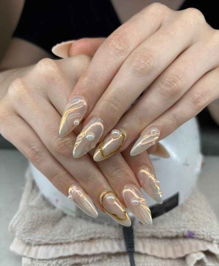 Shell inspired almonds end of summer nail designs